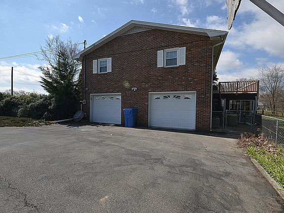 3rd image of 1309 Greenlee Dr