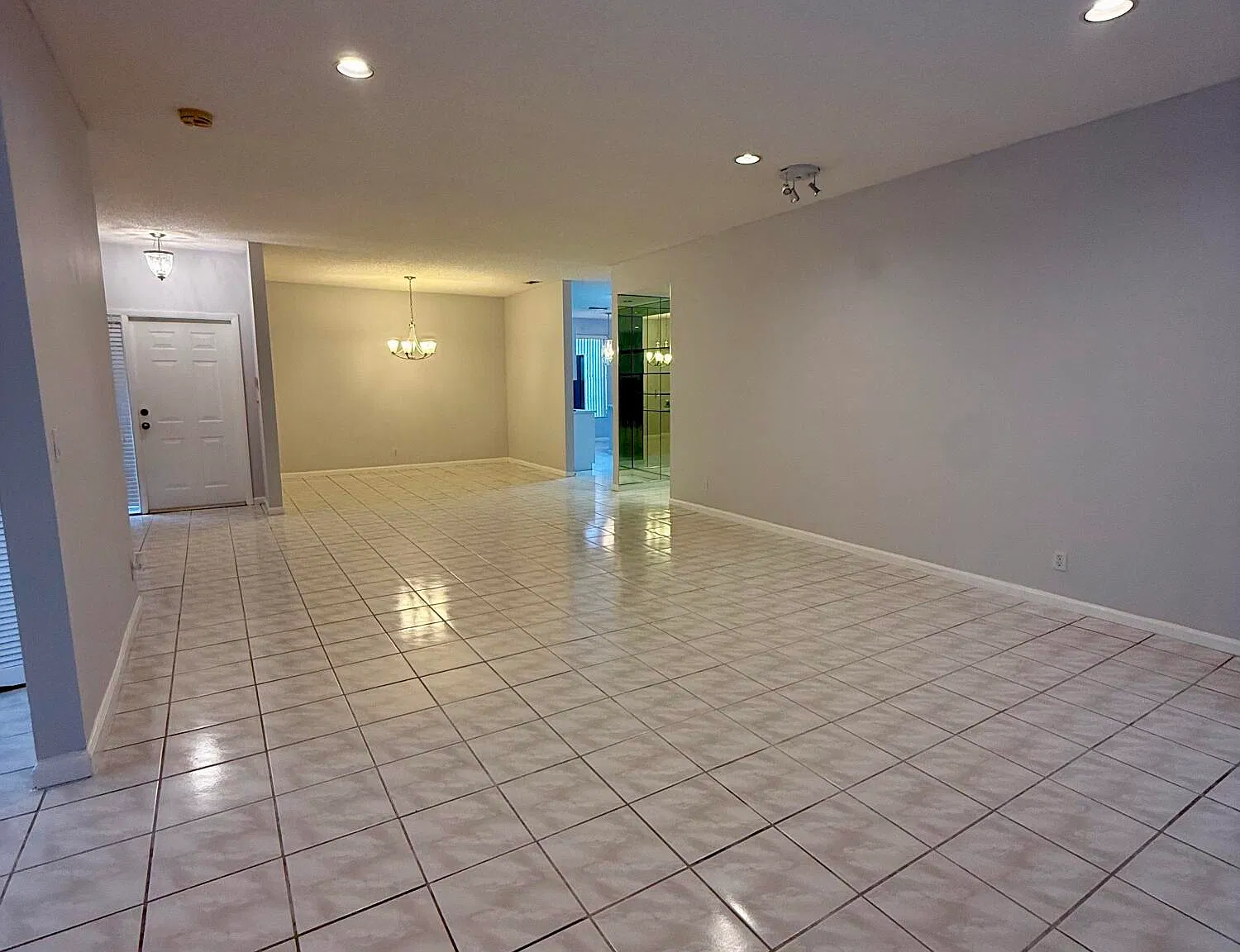 3 bed, 2.0 bath, 1841 sqft, $3,600 — Photo 4