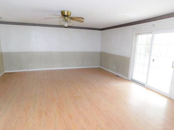 3rd image of 423 Emerick Ave