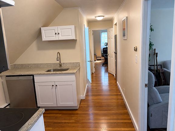 5th image of 159 Winsor Ave APT 3