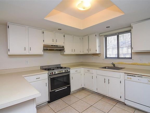 4th image of 2013 Stratford Pl
