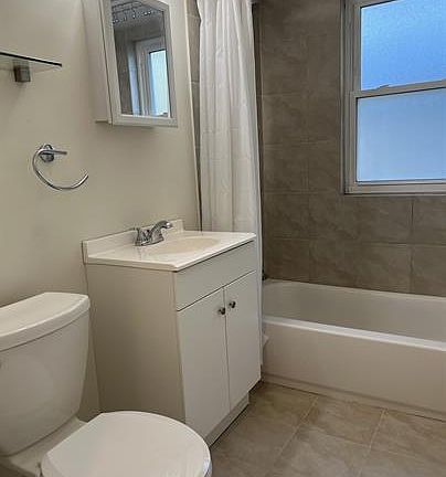 4th image of 1034 E Division St #D