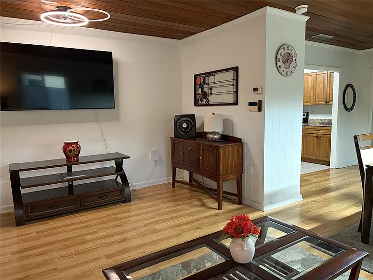 421 Riviera St — Photo 10