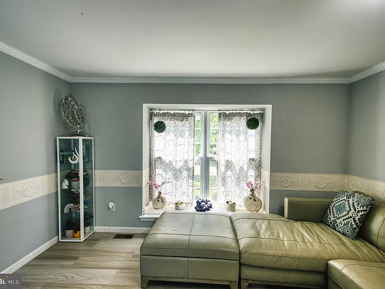 139 Mallard Dr W — Photo 10
