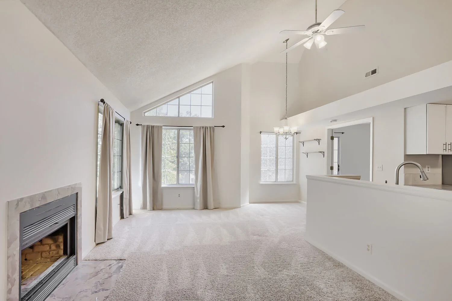 2 bed, 800 sqft, $2,000 — Photo 1