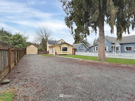 Plenty of driveway & RV parking. 
