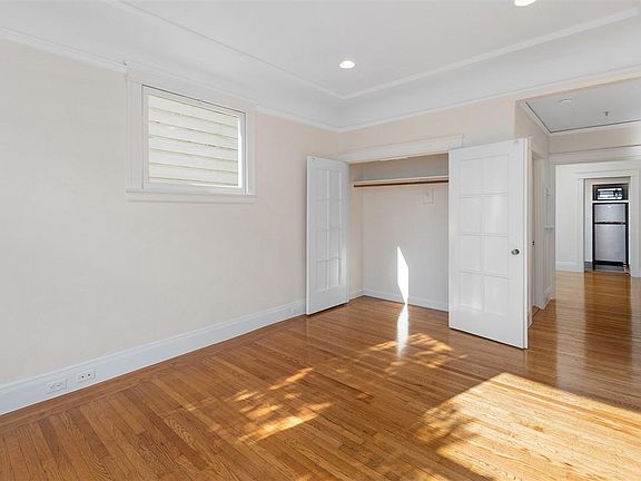 4th image of 2048 Green St #4