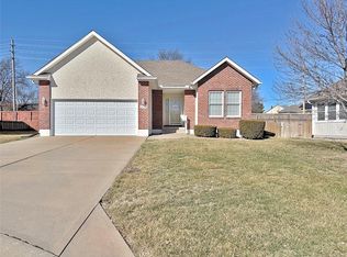 1112 SW Hoke Dr, Lees Summit, MO 64081