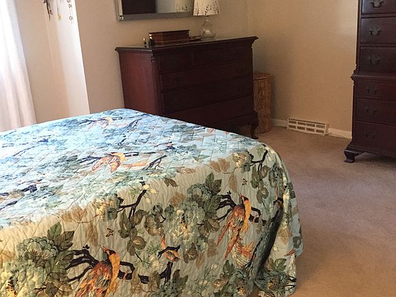 4th image of 133 Hollister Way N