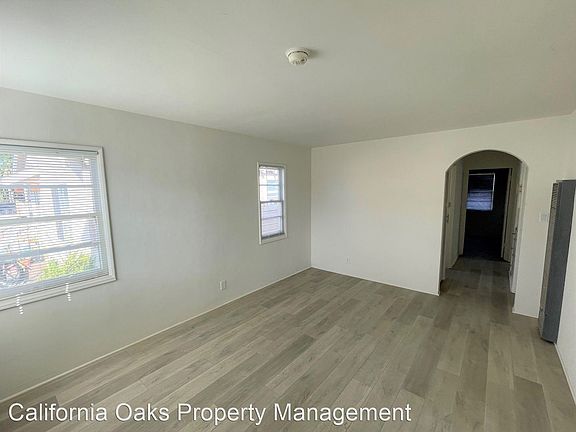 3rd image of 307 W 1st St #10558336