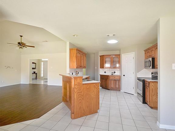 3rd image of 8812 Royal Oaks Dr