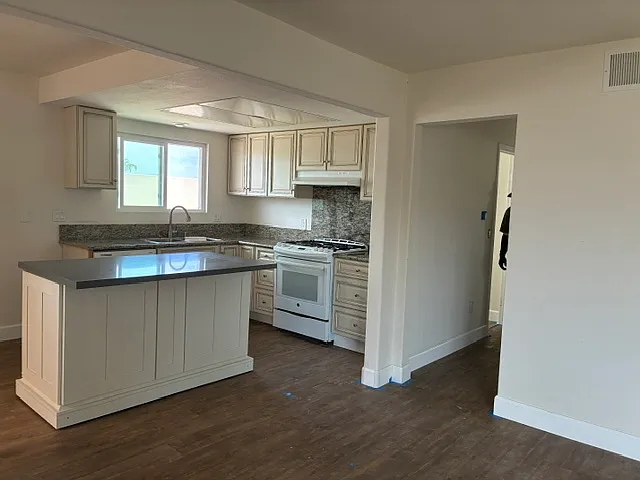 2 bed, 1040 sqft, $3,000 — Photo 2