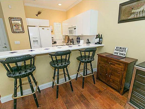 3rd image of 835 NE 19th Ave APT 6