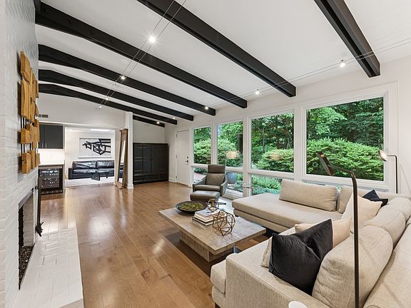 Main Livingroom with Gas fireplace