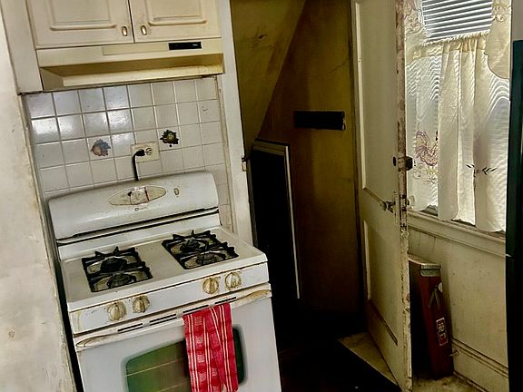 3rd image of 123 Alaska St