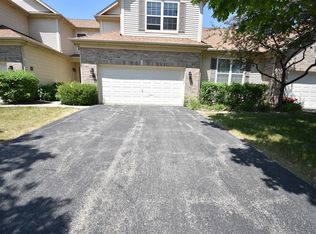 590 Countryfield Ln, Elgin, IL 60120
