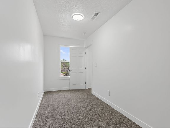 4th image of 134 Bellaire Ave