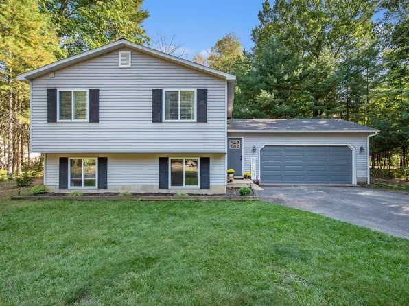 875 Lodge Trl, Interlochen, MI 49643