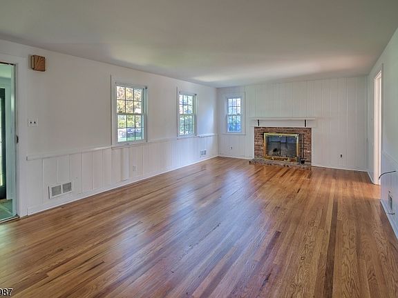 5th image of 25 Fairview Dr E
