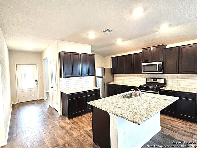 3 bed, 2.0 bath, 1651 sqft, $1,995 — Photo 2