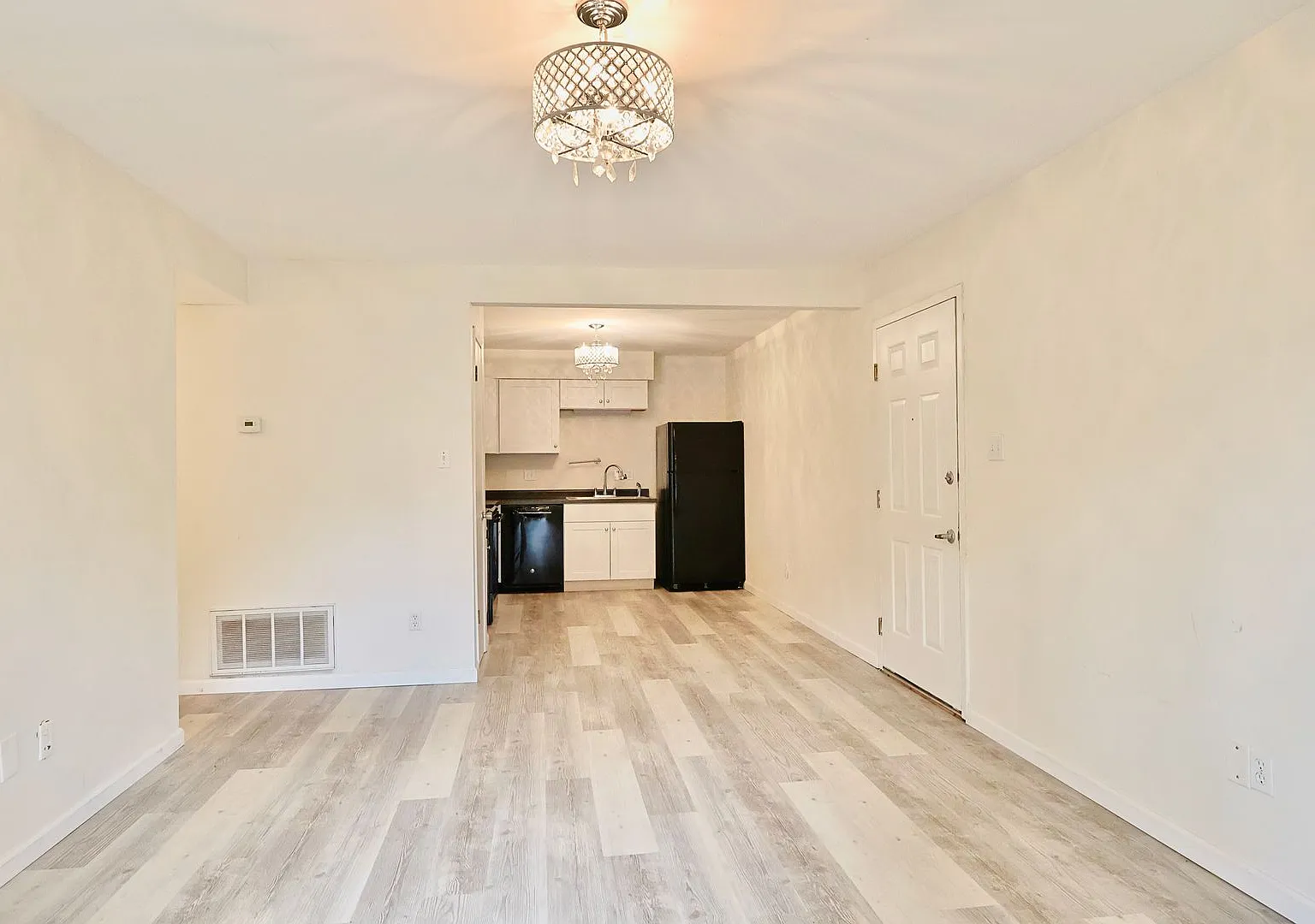 Updated 2 Bed 2 Bath with Community Pool — Photo 3