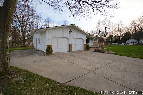 3rd image of 1954 Greenwoods Dr
