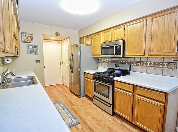 4th image of 523 Sandhurst Ln #523