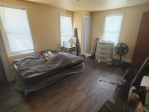 4th image of 210 Wesley St