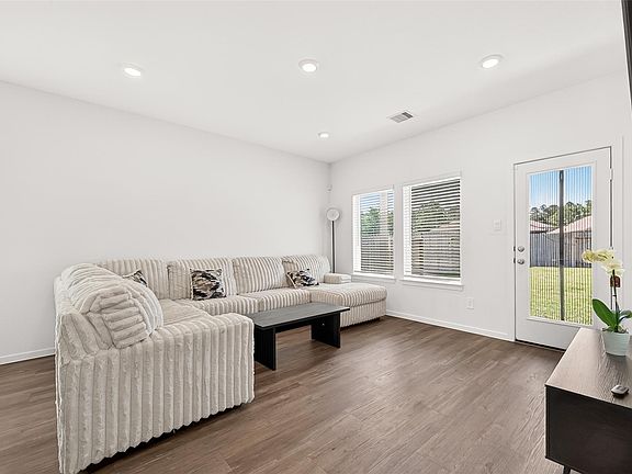 5th image of 5442 Pinetree Crescent Ln