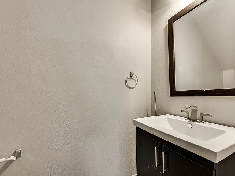 2424 Emerald Ln — Photo 17