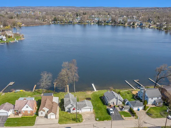 9548 Round Lake Blvd, White Lake, MI 48386