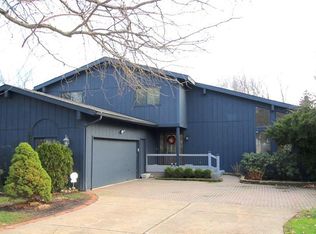 8867 Tanglewood Trl, Chagrin Falls, OH 44023