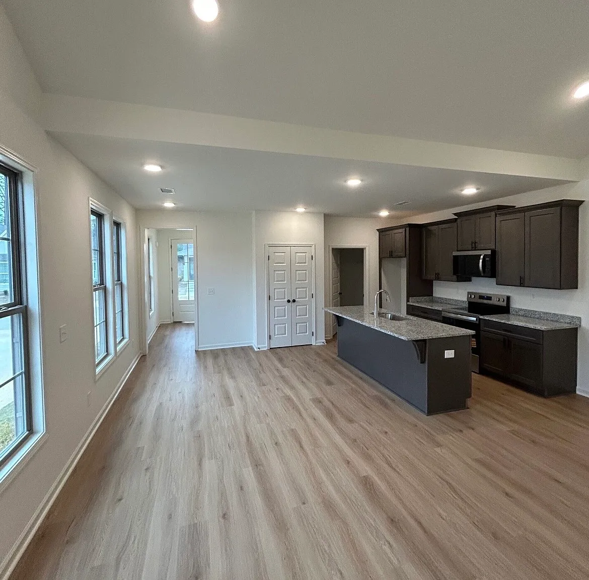 2 bed, 1184 sqft, $1,900 — Photo 2