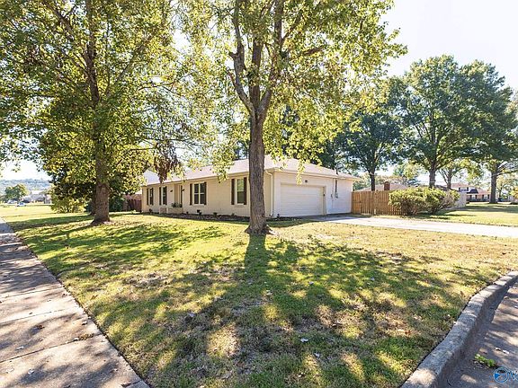 3rd image of 2116 Buckingham Dr SW