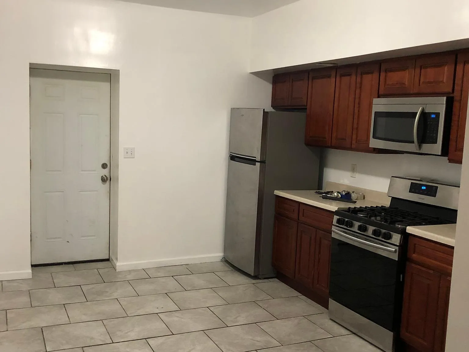 3 bed, 1000 sqft, $1,600 — Photo 2
