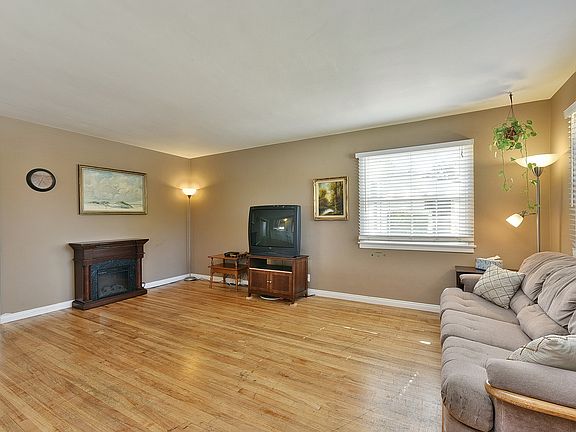 3rd image of 601 W Colorado Blvd