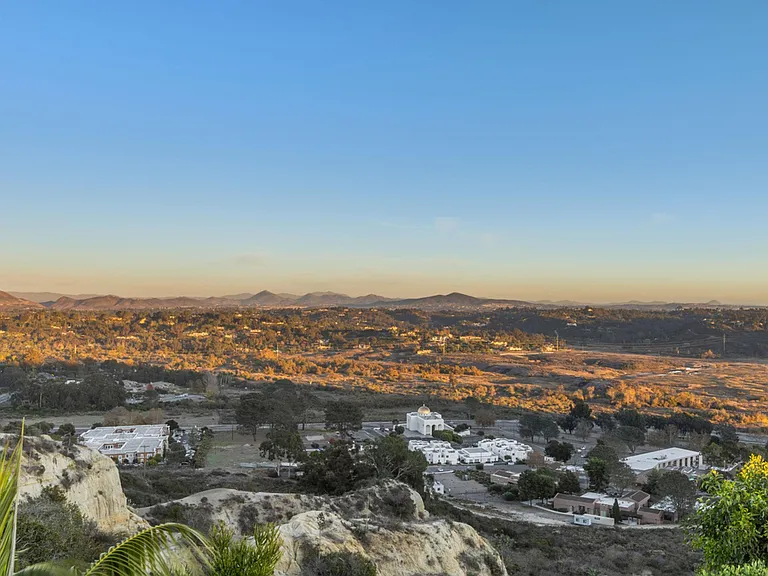 2110 Crest Dr — Photo 22