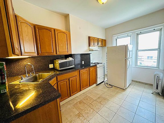 5th image of 1867 W 6th St #2J
