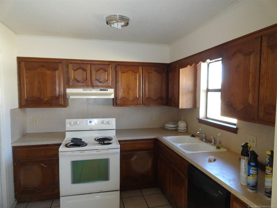 2nd image of 1523 E 73rd Pl