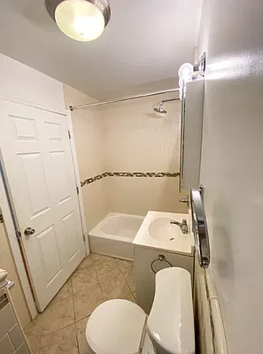 Bathroom, photo 1