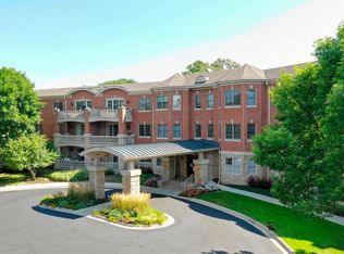 940 Augusta Way APT 215, Highland Park, IL 60035