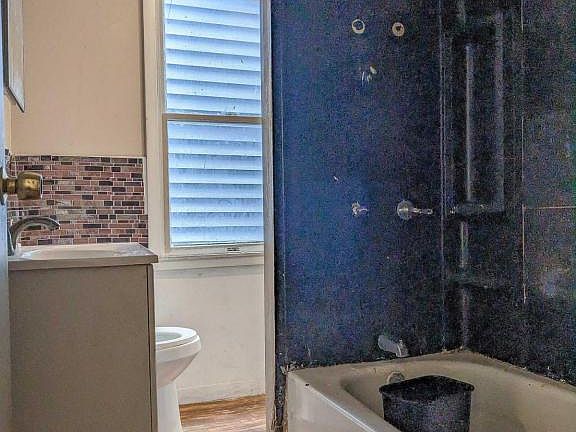 4th image of 44 Parkview Ave