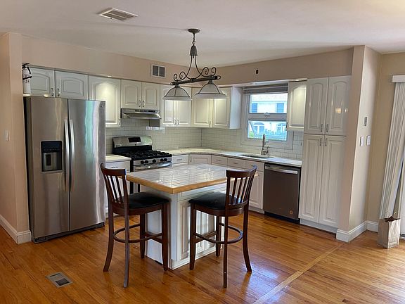 5th image of 31 Sylvia St #1