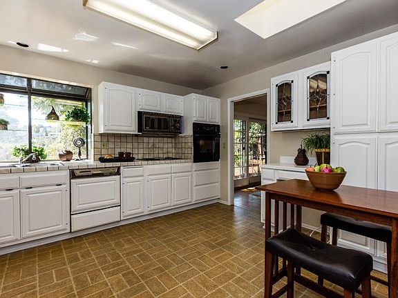5th image of 3879 Vineyard Dr