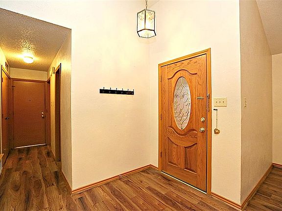 2nd image of 2557 Montclair Ln