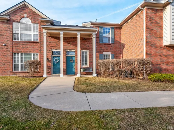 21208 Chesapeake Cir, Walled Lake, MI 48390