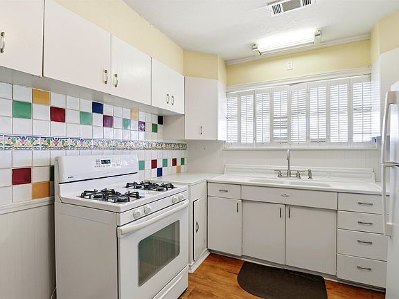 5th image of 405 S White Oak Rd