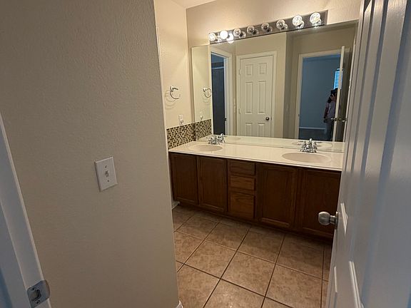 5th image of 156 Leonard St