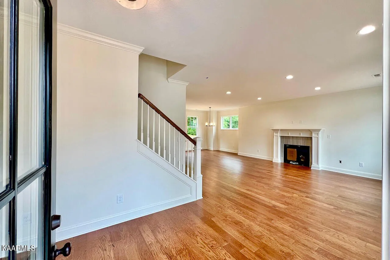 3 bed, 2.5 bath, 2116 sqft, $3,200 — Photo 2