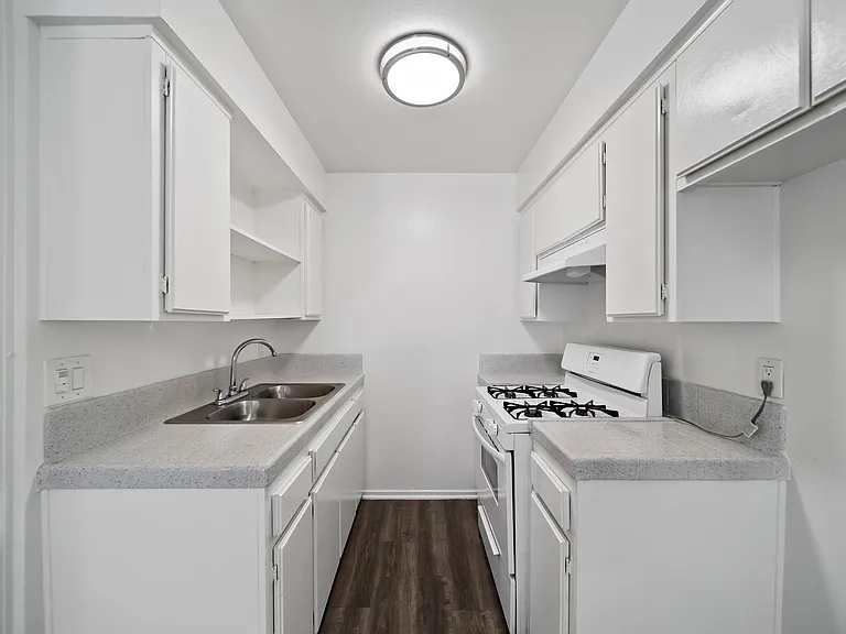 Cedar Apartments — Photo 12